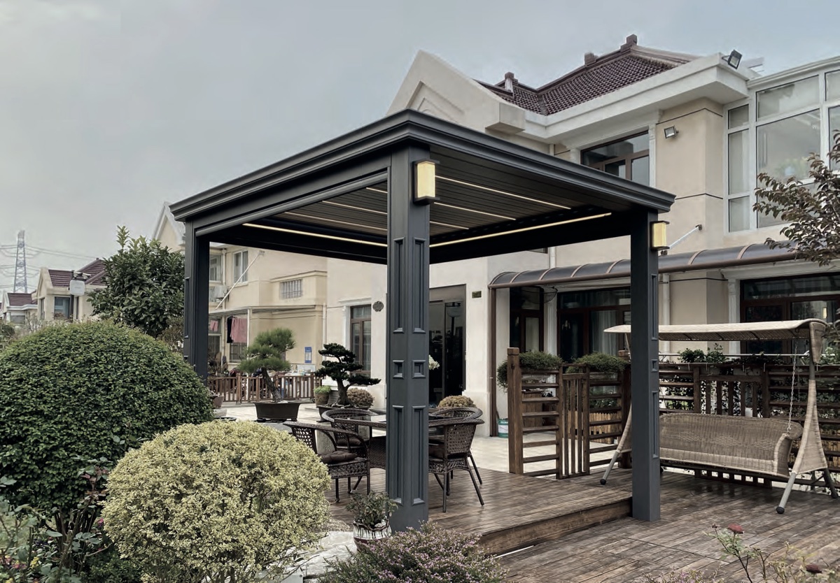 Alugate smart aluminum pergola opening onto a garden